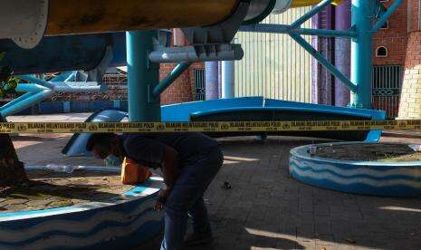 In Picture: Seluncuran Wahana Permainan Air Ambrol