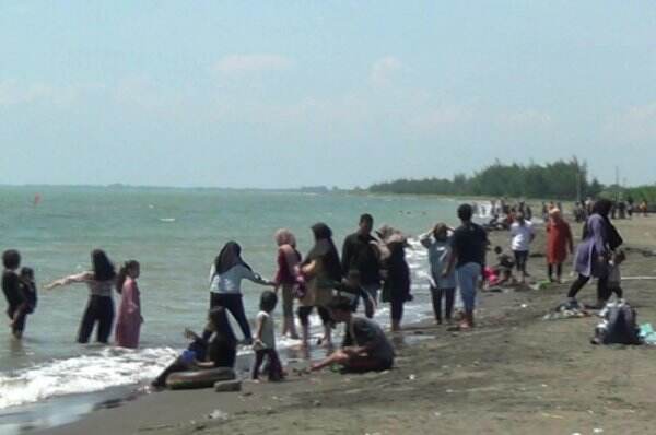 Libur Lebaran, Tiap Hari 2.500 Wisatawan Kunjungi Pantai Indah Kemangi