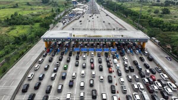 Macet Parah Mengular ke Segala Arah Akibat One Way Tol Menuju Jakarta