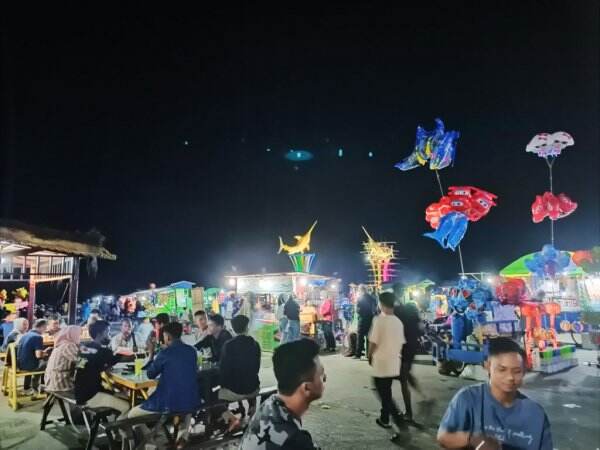 Malam Terakhir Libur Lebaran, Wisata Siring Laut Kotabaru ‘Diserbu’ Pengunjung