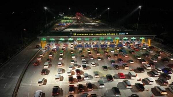 Tol Jakarta-Cikampek Km 47 Padat, Polisi Berlakukan Contraflow