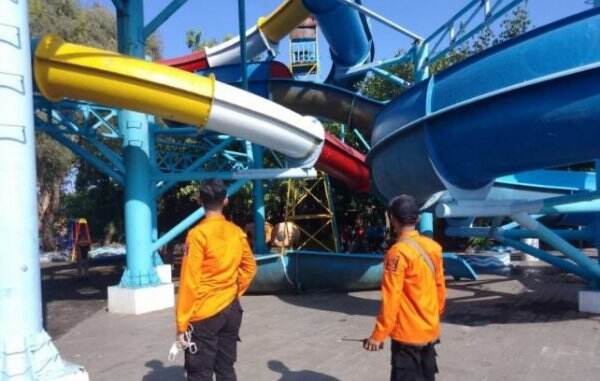 Duh! 9 Orang Jatuh dari Seluncuran Kolam Renang Kenpark Surabaya, 1 Anak Cedera Otak