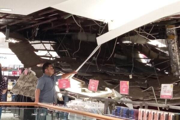 Plafon Delta Plaza Surabaya Ambruk