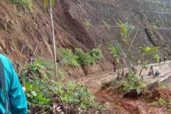 Waduh, Longsor Membuat Terputus Jalan Nasional Poros Mamasa-Mamuju
