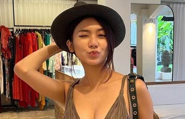 Gaya Rachel Florencia Pamer Ketek Mulus, Tato di Bawah Dada Mengintip Malu-Malu