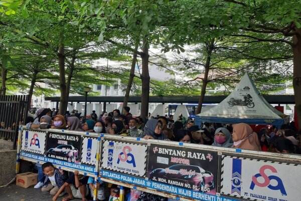 Taman Alun-alun Bandung ditutup, Pengunjung Asal Malaysia Kecewa