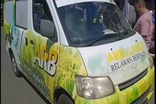 Bukan Bawa Orang Sakit, Ambulans ini Justru Bawa Wisatawan