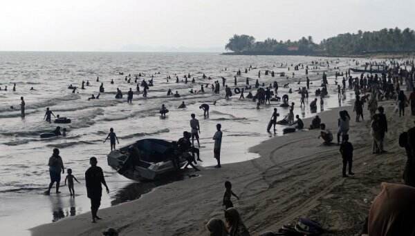 Foto-Foto Ribuan Wisatawan Serbu Pantai Anyer, Kendaraan Antre 5 Jam