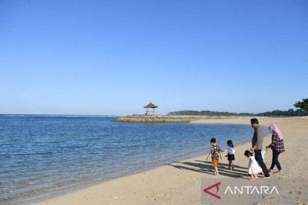 Presiden Jokowi Temani Cucu Bermain di Pantai Nusa Dua Bali
