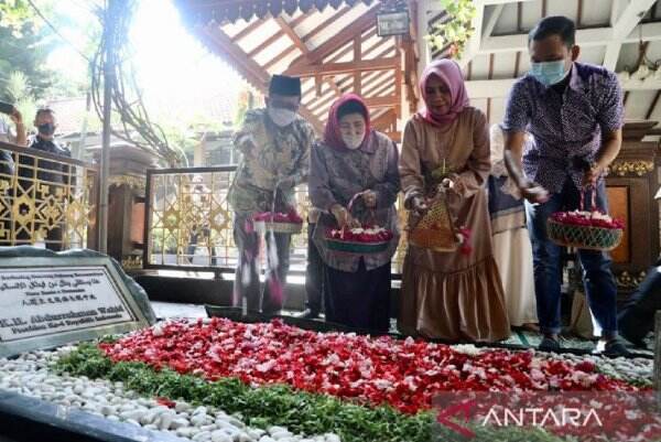 Mendadak Mahfud MD Bersimpuh di Makam Gus Dur: Guru Besar Saya