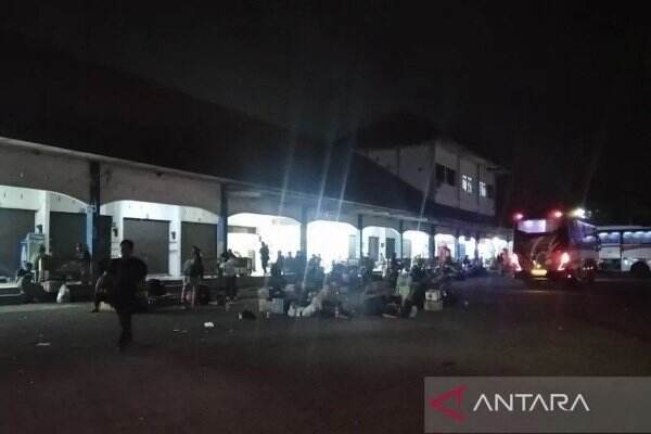 Ratusan Penumpang di Terminal Kudus Telantar Akibat Bus Terlambat