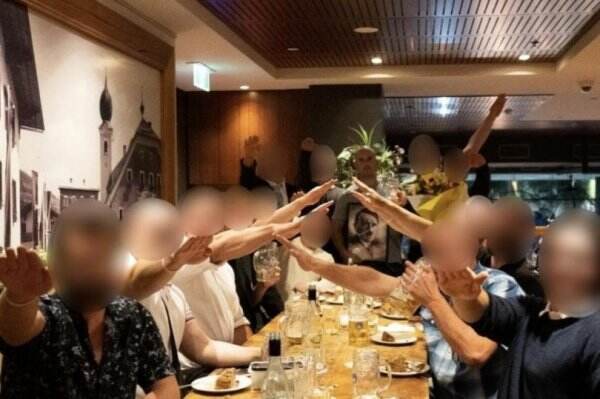 Sekelompok Neo-Nazi Gelar Pesta Ulang Tahun Hitler dan Makan Kue Bergambar Simbol Nazi