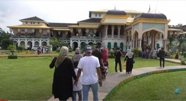 Serunya Wisata Sejarah ke Istana Maimun, Banyak Spot Instagramable dan Anak-Anak Bisa Berkuda Bebas di Halaman