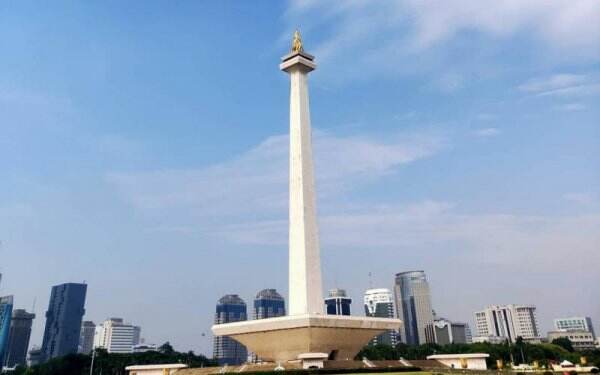 Nikmati Libur Akhir Pekan, Warga Antusias Olahraga dan Berfoto di Kawasan Monas Jakarta