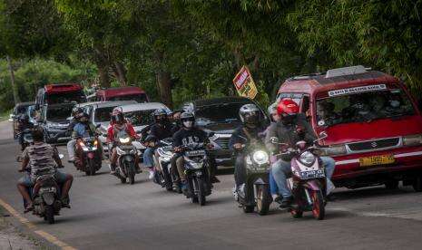 `Horor` Macet Ribuan Pemudik hingga Terpaksa Menginap di Pantai Anyer
