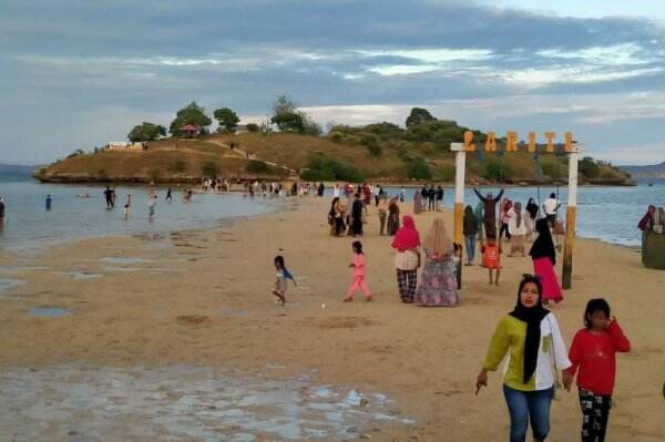 Melihat Laut Terbelah, Pantai Lariti Bima Kebanjiran Pengunjung