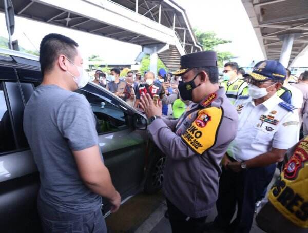 Bukan Hanya Pemudik yang Capek Terjebak Kemacetan tapi Polisi Pun Sama, Yuk Budayakan Saling Bantu!