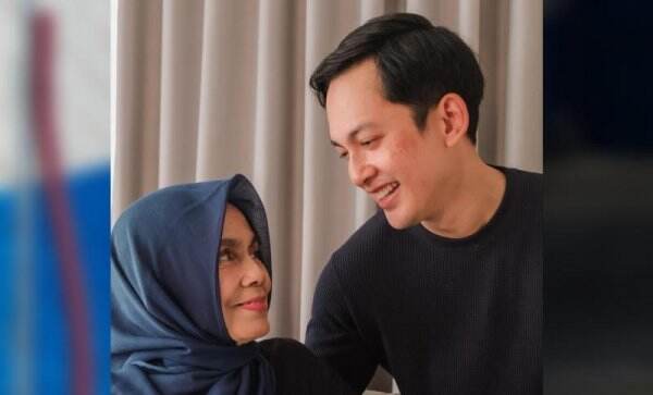 Penuh Kasih Sayang, Kiki Farrel Pijat Kaki Ibunda yang Sakit Kanker Tengah Malam: Biar Lupa Sama Sakitnya