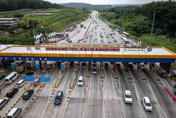 Petugas Terapkan "One Way" dan "Contra Flow" di Tol Jakarta-Cikampek