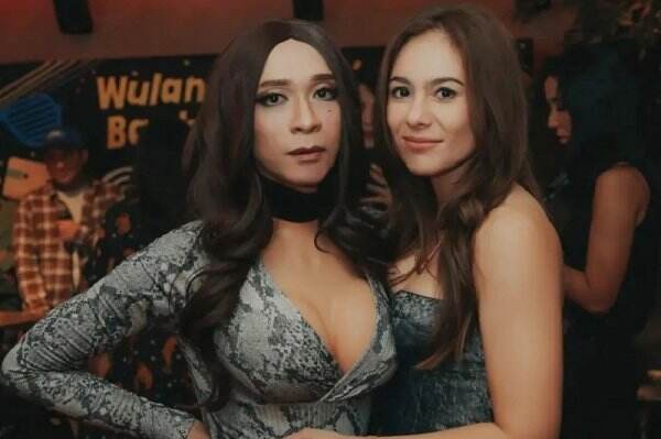 Aming Sentil Warganet yang Minta Belahan Payudara Palsunya Ditutup
