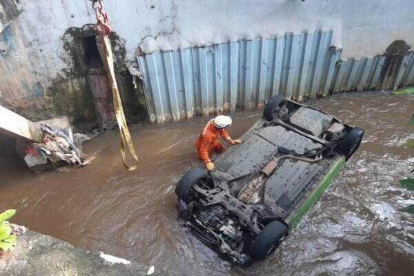 Sopir Ngantuk, Mobil Tercebur ke Kali Krukut Jagakarsa