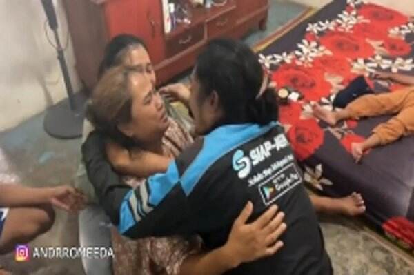 Viral! Pria ini Beri Kejutan setelah 4 Tahun Tak Mudik, Reaksi Orangtuanya Bikin Haru