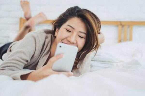 30 Gombalan Bikin Baper di Chat, Pasangan Auto Luluh