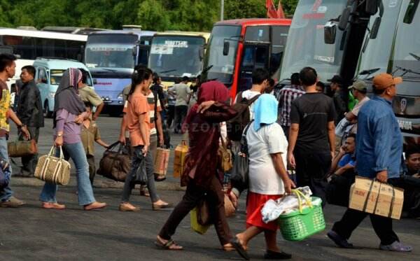 Arus Balik Melonjak di Terminal Kalideres, Komandan Regu: Patuhi Prokes, Vaksin Booster Disiapkan 10 Dosis Per Hari