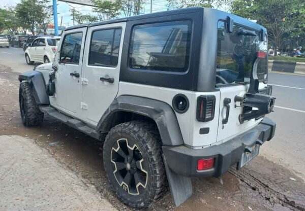Senggol Trotoar, Jeep Rubicon Terbalik di Kertak Hanyar Banjar