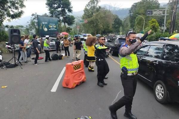 Siang Ini, Jalur Puncak Oneway Arah Jakarta