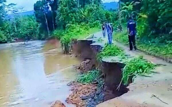 Diterjang Banjir Bandang, Ruas Jalan di Hampang Kotabaru Nyaris Putus