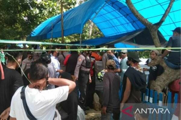 Keluarga Tonton Pembongkaran Kuburan Tahanan Polisi di Muna