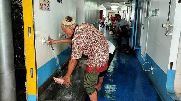 Melihat Suasana Salat di Kapal Penyeberangan Selat Sunda