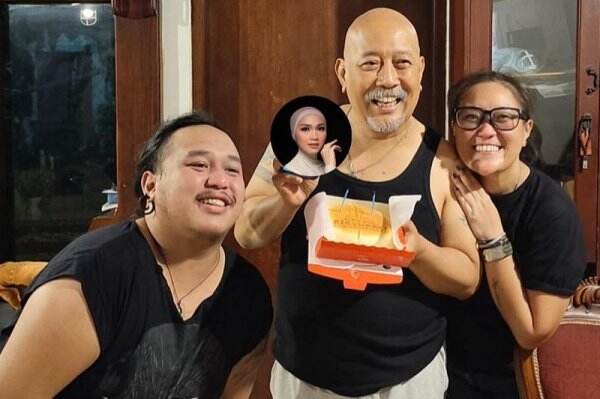 Indro Warkop Semringah Dapat Kejutan Spesial di Ulang Tahun ke-64