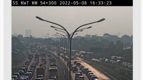 Ada Kecelakaan di Jalur Contraflow Tol Japek KM 56, Arus Lalin Padat