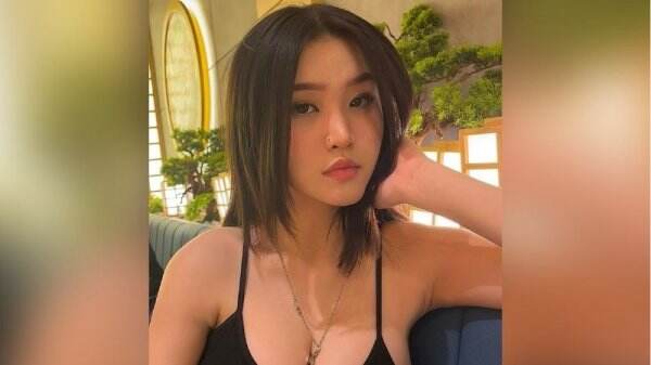 Makan Sushi, Anastasya Khosasih Seksi Pakai Tanktop Hitam Bikin Salfok!