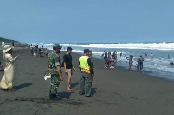 Akhir Libur Lebaran, Pantai Laguna Lembupurwo Dikunjungi Ribuan Orang