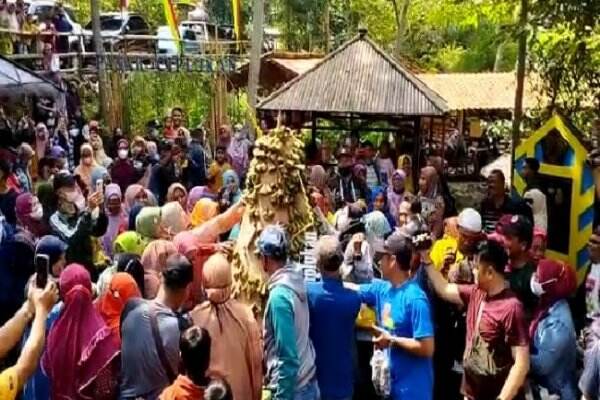 Tradisi Apem Sewu Sambut Syawalan di Mojogedang
