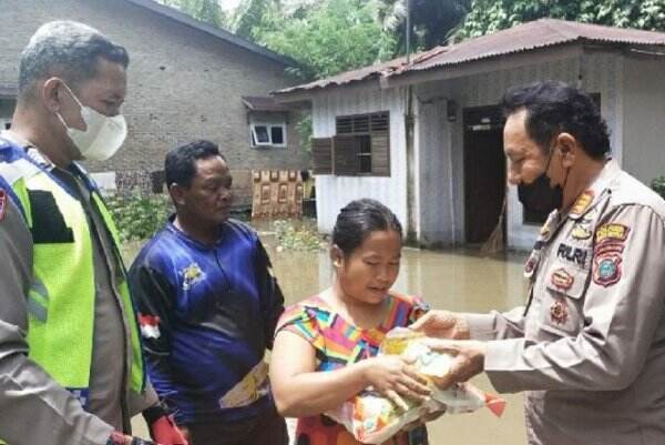 Kapolres Batubara Beri Paket Sembako ke Korban Banjir