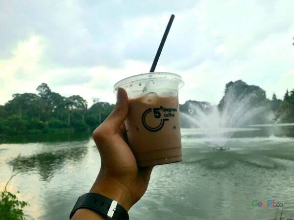 Cobain Tempat Ngopi Asyik di Pinggir Danau, Di Sini Tempatnya!