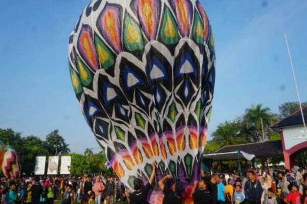Wuihh... Puluhan Balon Udara Warna Warni Hiasi Langit Pekalongan Sedot Animo Ribuan Warga
