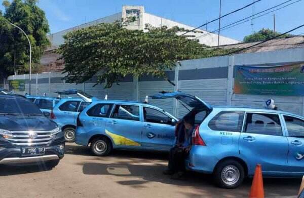 Pendapatan Pengemudi Taksi dan Pengojek Melonjak