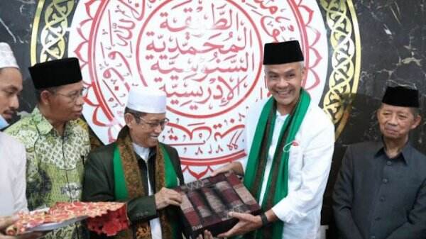 Berpeci saat Temui Sesepuh NU Makassar, Ganjar Main Politik Identitas?