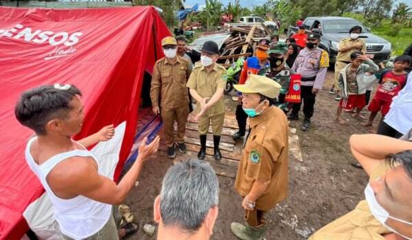 Tinjau Lokasi Bencana Puting Beliung Handil Cempaka, Bupati Kapuas Serahkan Bantuan
