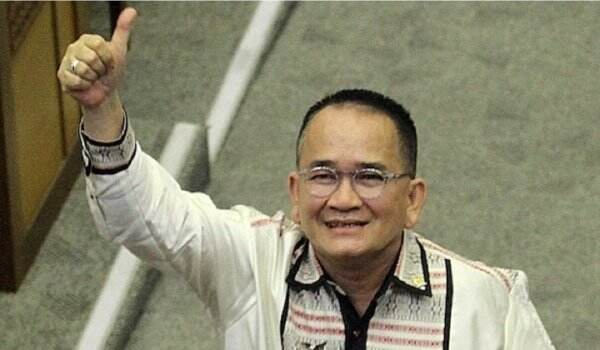 Ruhut Unggah Foto Editan Bertuliskan Haram Dukung Anies Baswedan