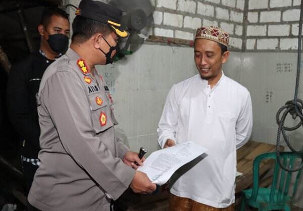 PMK Mewabah, Kapolres Gresik Pimpin Langsung Penyekatan Sapi dari Luar