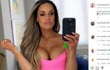 Legenda WWE Trish Stratus Menggoda dengan Gaun Merah Muda