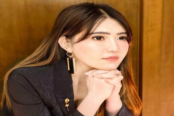 Bidadari asal Surabaya, Penyanyi Bersuara Khas