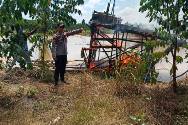 Polisi Kembali Bakar 4 Rakit Dompeng di Lokasi PT TMA