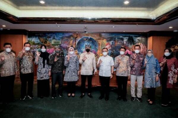 Keren! Menparekraf Sandiaga Uno Ajak Saksikan World Surf League Championship Tour 2022 di G-Land Banyuwangi